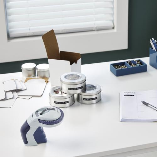 DYMO Omega labelmaker voor reliëfdruk | Kleine Lettertang met draaiklikwiel en ergonomisch ontwerp | Voor thuis, doe-het-zelven en knutselen (£/€, Ä, Ö & Ü) - Image 6