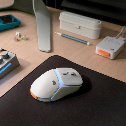 Glorious Gaming - draadloze gamingmuis Model D3 - Uitwisselbaar InfinitePlay-batterijsysteem, 8k polling, 130M click optische schakelaars, licht gewicht van 69 g, 30K DPI optische sensor, RGB - Wit - Image 3
